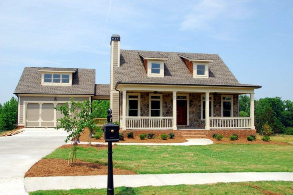 front of house with landscaped yard